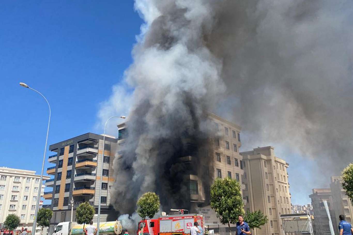 Şanlıurfa'da 5 katlı apartmanda yangın çıktı